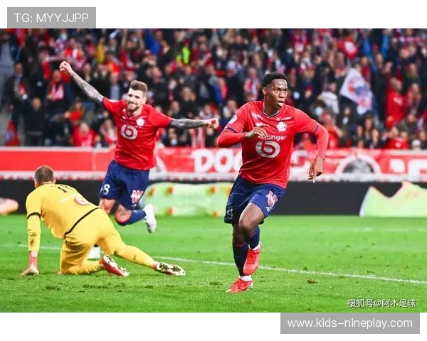 足球巨星赛场挥手瞬间引发全场热烈回应成为焦点画面