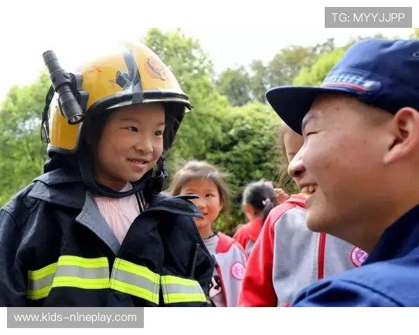 足球明星与孩子们心灵对话：温馨采访展现童真与梦想的交融